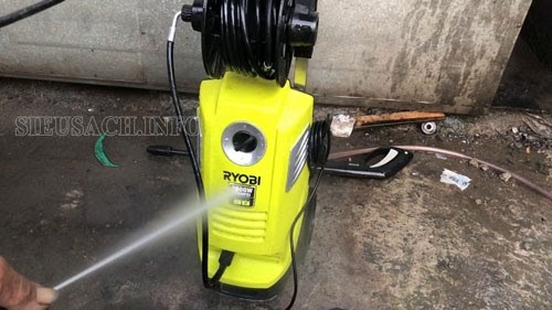 Áp lực phun xịt của thiết bị rửa xe Ryobi rất mạnh