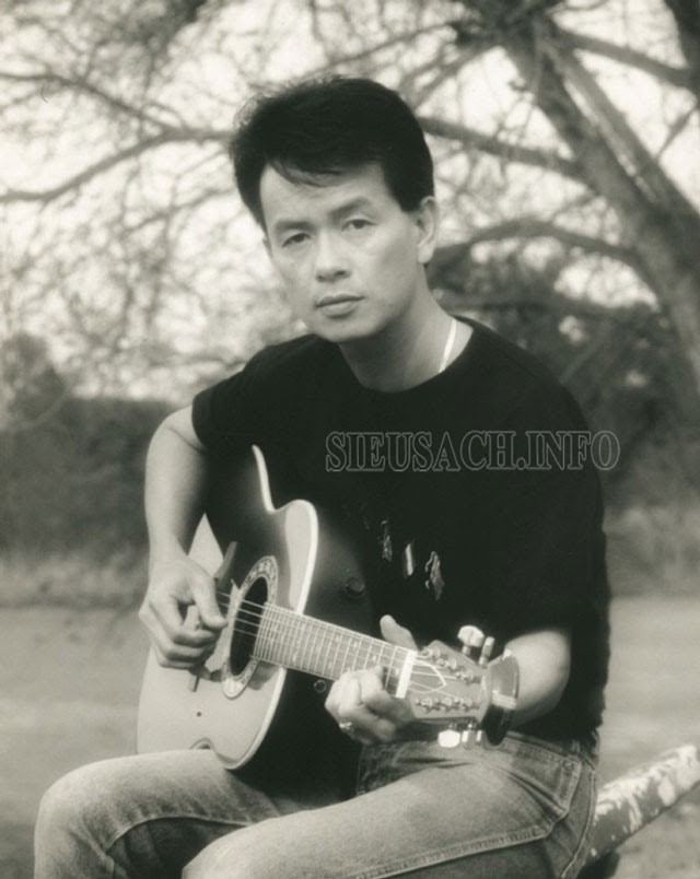 Nhạc sĩ Đức Huy bên đàn guitar