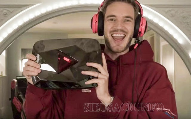 PewDiePie hào hứng khoe món quà là nút kim cương đỏ nhận được từ YouTube