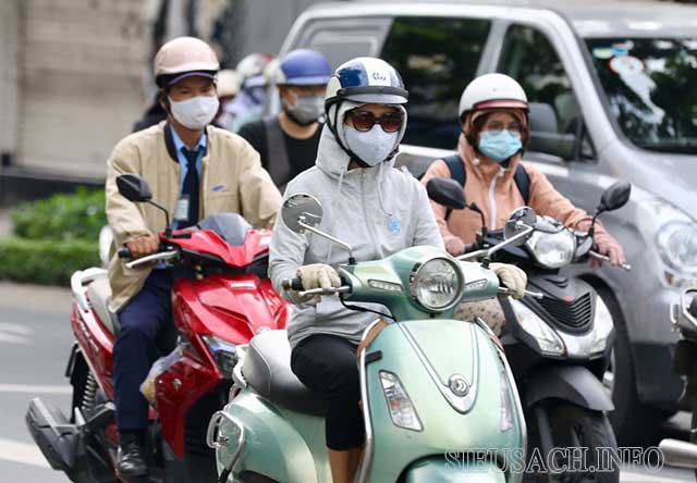 Mọi người phải mặc áo chống nắng dày để tránh cái nóng từ gió phơn