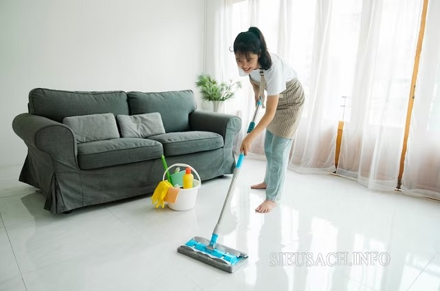 Nữ công gia chánh thời hiện đại dùng máy hút bụi để dọn nhà