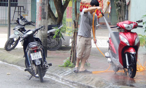 Dùng các dung dịch chuyên dụng để tẩy rửa xe máy