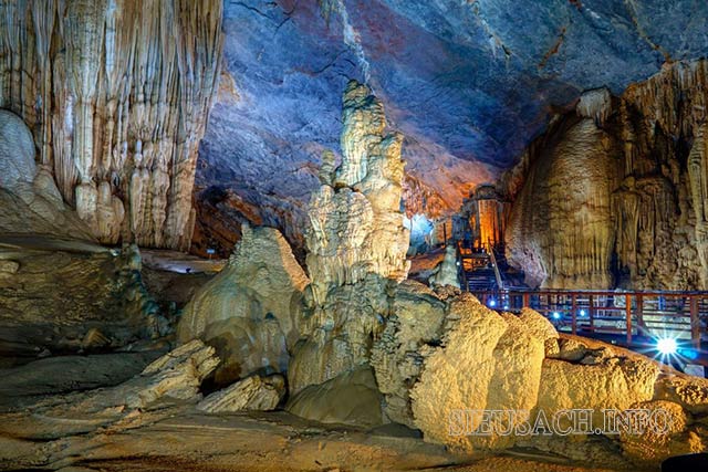 Thạch nhũ trong hang động đá vôi của động Phong Nha Kẻ Bàng