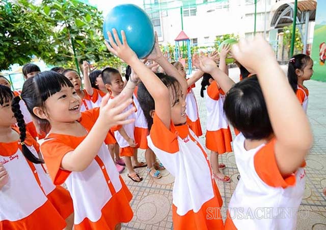 Trò chơi vận động ngoài trời cho trẻ mầm non - chuyền bóng qua đầu