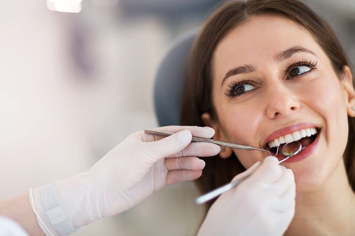 Hãy đến gặp nha sĩ nếu cơn đau vẫn tiếp diễn sau khi gắn răng sứ.