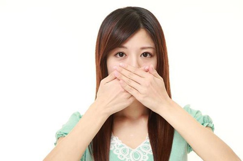 Bọc răng sứ có bị hôi miệng không? Nguyên nhân & Cách xử lý