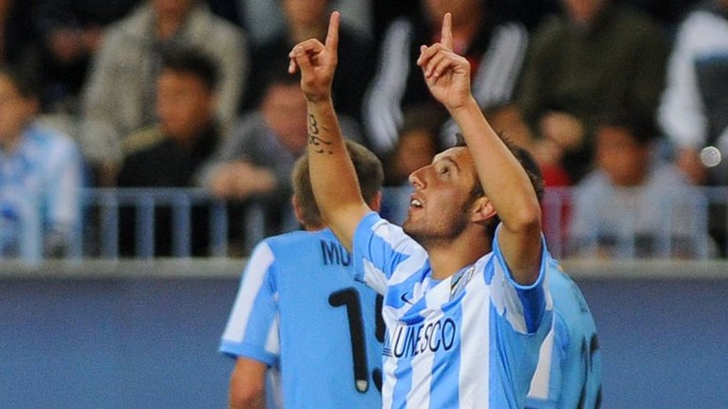 Và ông cũng gây ấn tượng với toàn châu Âu. Cầu thủ Santi Cazorla - Sự vĩ đại không cần danh hiệu